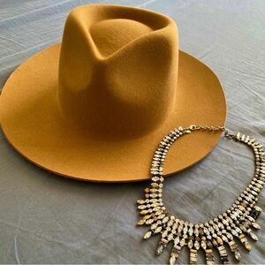 Elegant Tan Fedora and Gold Necklace Set